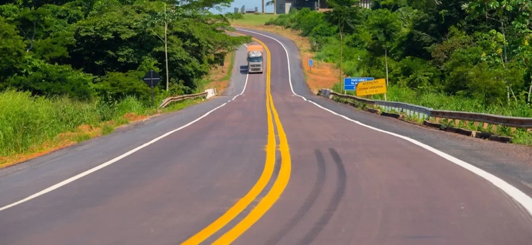 Foto da rodovia BR 163, no trecho do Trairão (PA), com caminhão passando