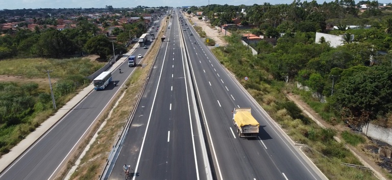Foto mostrando carros e a rodovia BR 116