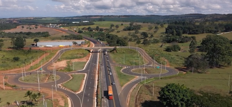 Foto mostrando a rodovia do alto com parte dos trechos duplicados