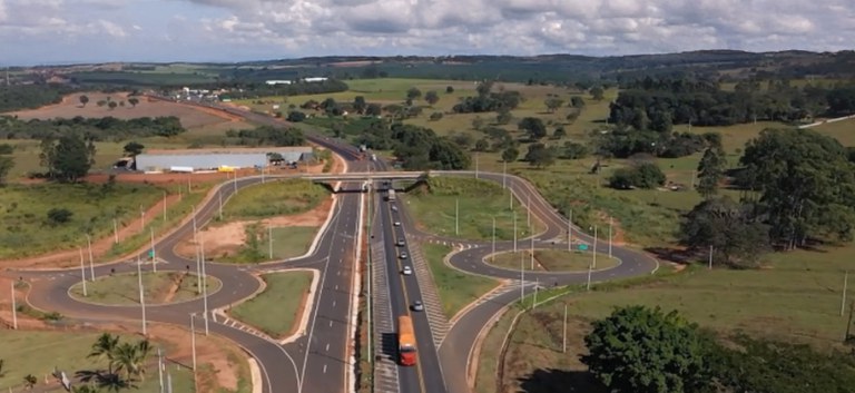 Foto mostrando a rodovia do alto com parte dos trechos duplicados