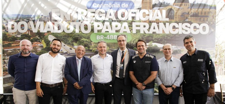 Foto mostrando autoridades da ANTT, Ministério dos Transportes, governo local e concessionária na cerimônia
