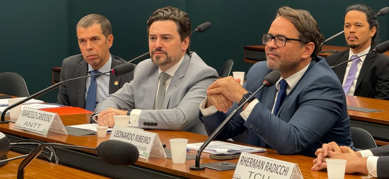 Foto do Marcelo Fonseca com outras autoridades na audiência da Câmara dos Deputados