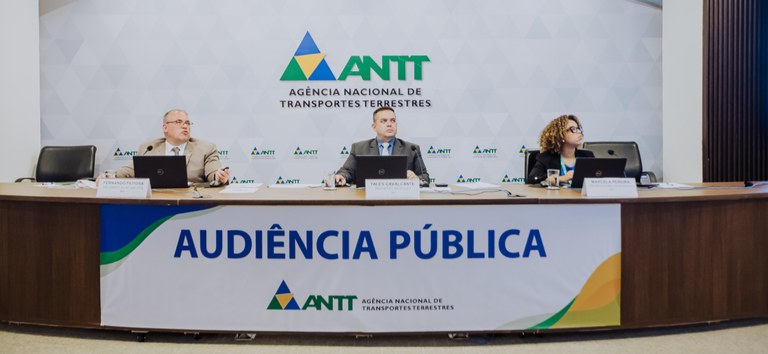 Foto mostrando a mesa com membros da ANTT conduzindo a Audiência Pública