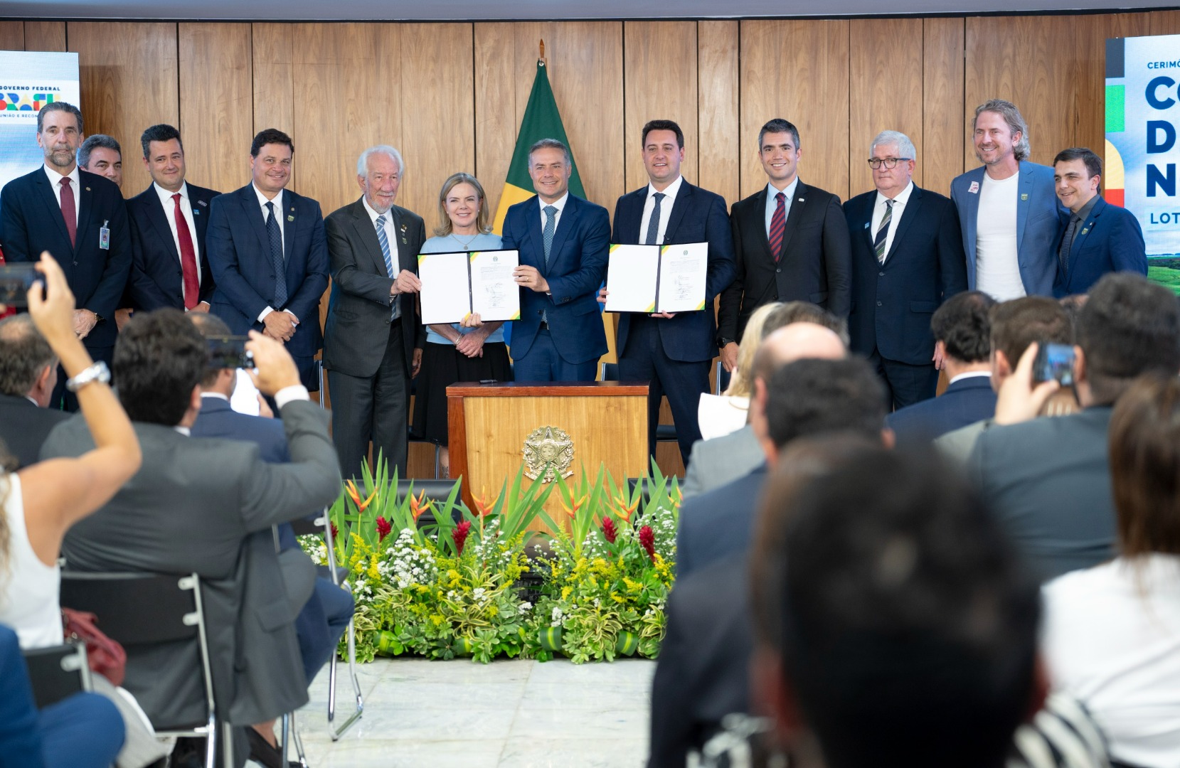 28/04/25 - Assinatura do contrato do Lote 3 e 6 do Paraná