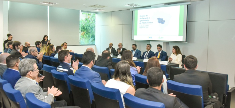 Foto da Reunião, com mesa composta e auditporio com pessoas