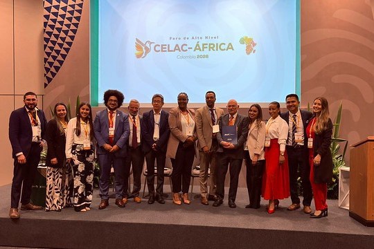 Director Thiago Campos officially represents the Brazilian Health Regulatory Agency at the 2026 edition of the CELAC-Africa High-Level Forum, which takes place from March 18 to 20 in Bogotá. The meeting, hosted in the Colombian capital, discusses regulatory harmonization in health in South America, considering the experience built on the African continent through the African Medicines Agency (AMA).