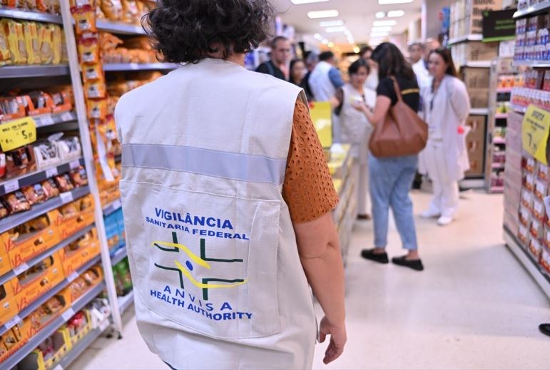 agente da anvisa em um supermercado
