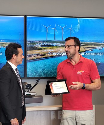 Administração do Porto entrega à Anvisa placa comemorativa que marca o início do atendimento presencial da Agência no local