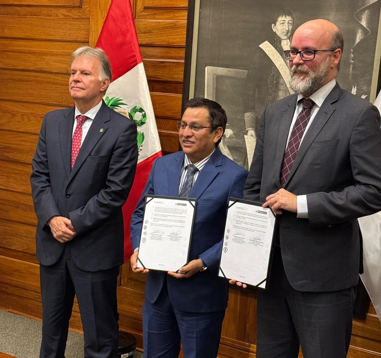 Anvisa e Peru assinam memorando de entendimento