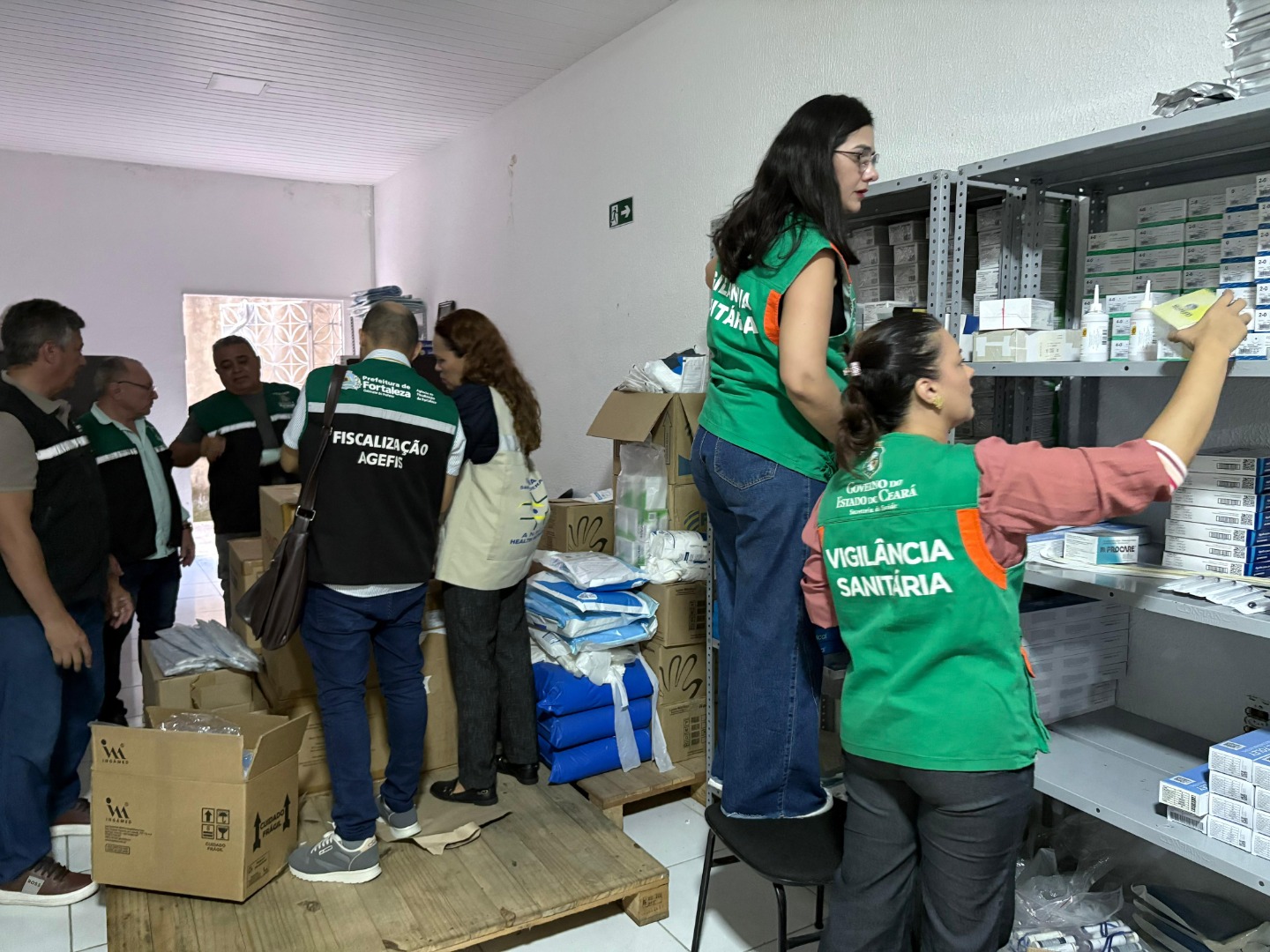 Fiscais no interior da distribuidora