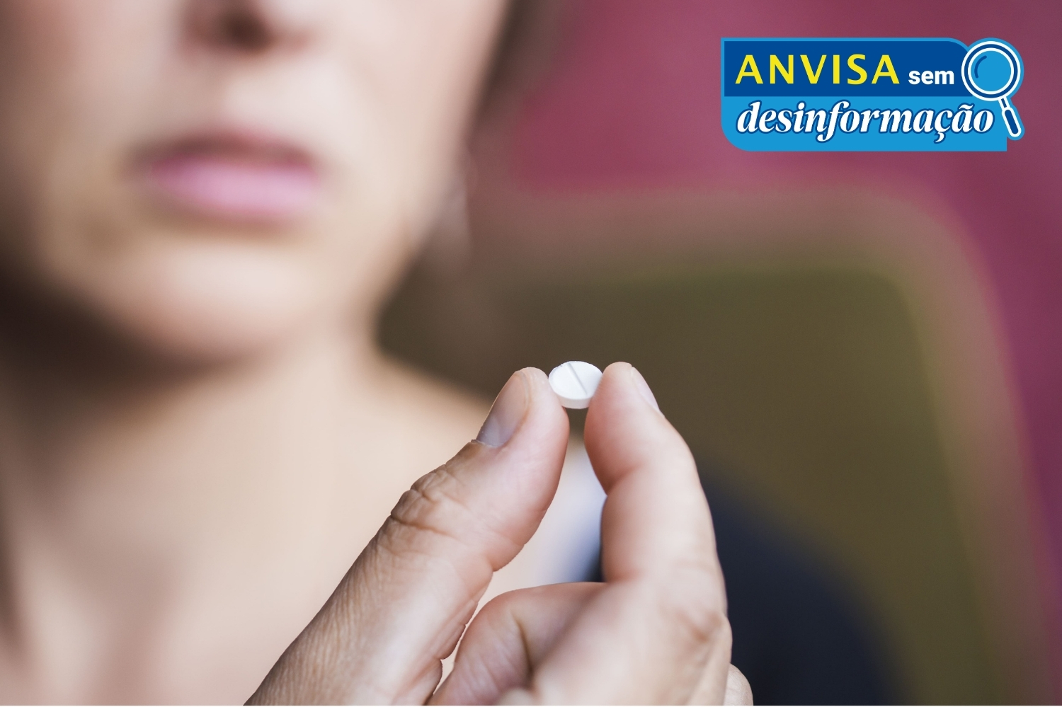 Mulher segurando um medicamento