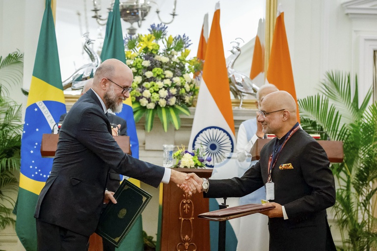 Leandro Safatle, diretor-presidente da Anvisa, e Dinesh Bhatia, embaixador da Índia no Brasil.
