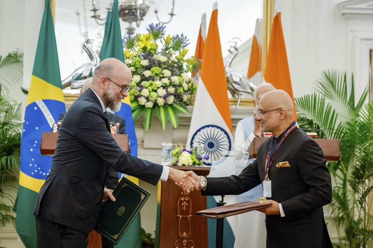 Leandro Safatle, diretor-presidente da Anvisa, e Dinesh Bhatia, embaixador da Índia no Brasil.
