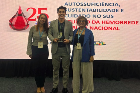 Titular da Gerência de Sangue, Tecidos, Células, Órgãos e Produtos de Terapias Avançadas (GSTCO), João Batista da Silva Junior, e as servidoras Christiane da Silva Costa e Rita de Cássia Azevedo Martins receberam o prêmio em nome da Anvisa