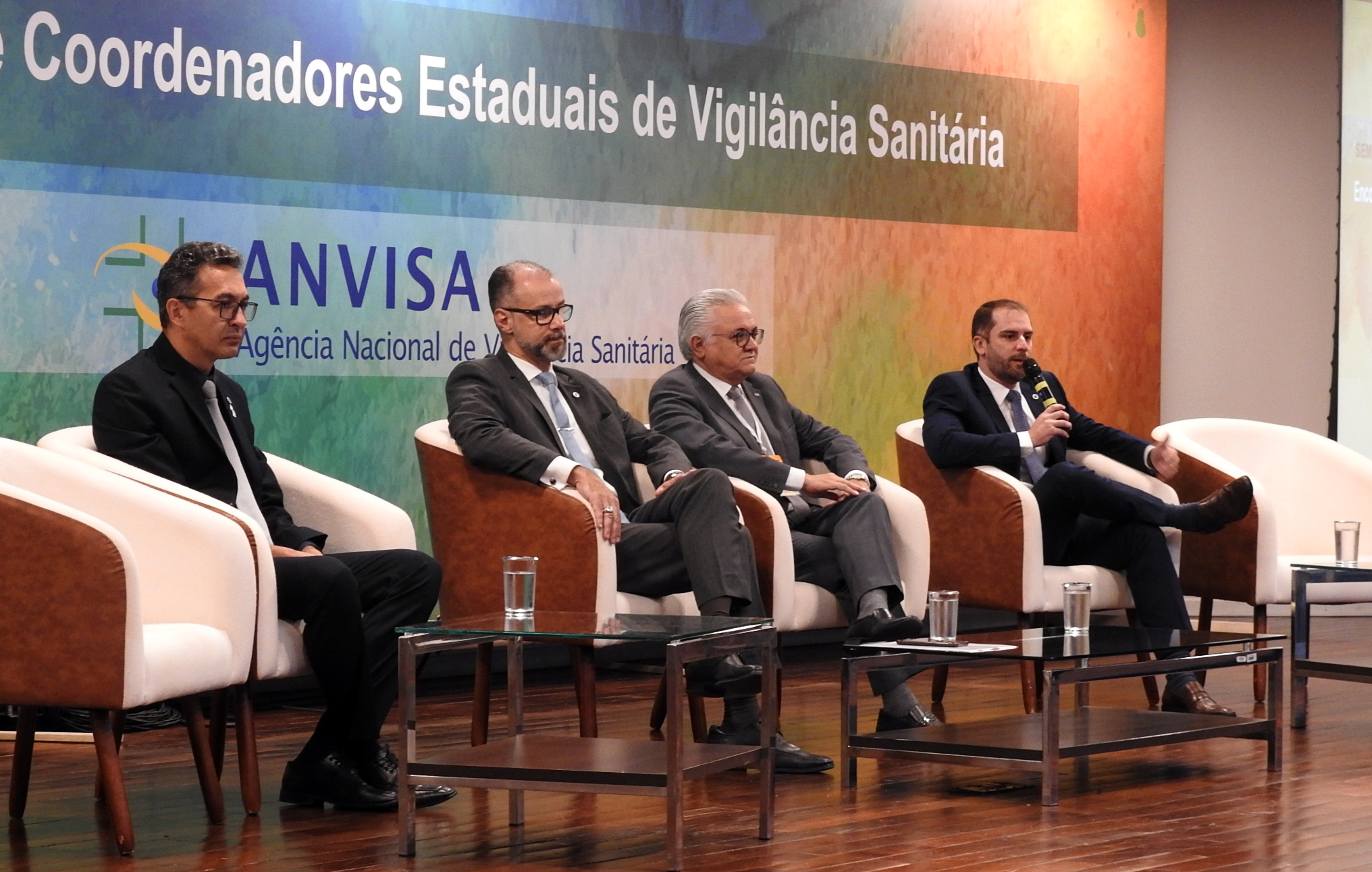 Diretores da Anvisa e representante do Conass participam da abertura do Encontro Nacional de Coordenadores Estaduais da Vigilância Sanitária, em Brasília. Da esquerda para direita, diretores Romison Mota, Antonio Barra Torres, Jurandir Frutuoso (Conass) e diretor Daniel Pereira.