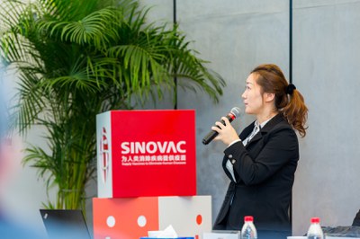 5.5. Técnica da empresa Sinovac na reunião de abertura.