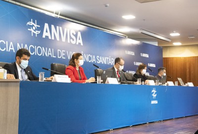 Foto 1 da mesa de reunião com os diretores da Anvisa