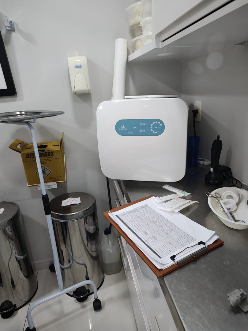 05 esterilização de instrumentos sendo realizada no local de atendimento dos pacientes, quando deveria haver uma área de processamento.jpg