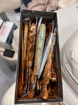 10 material em péssimas condições de uso, com ferrugem aparente.jpg