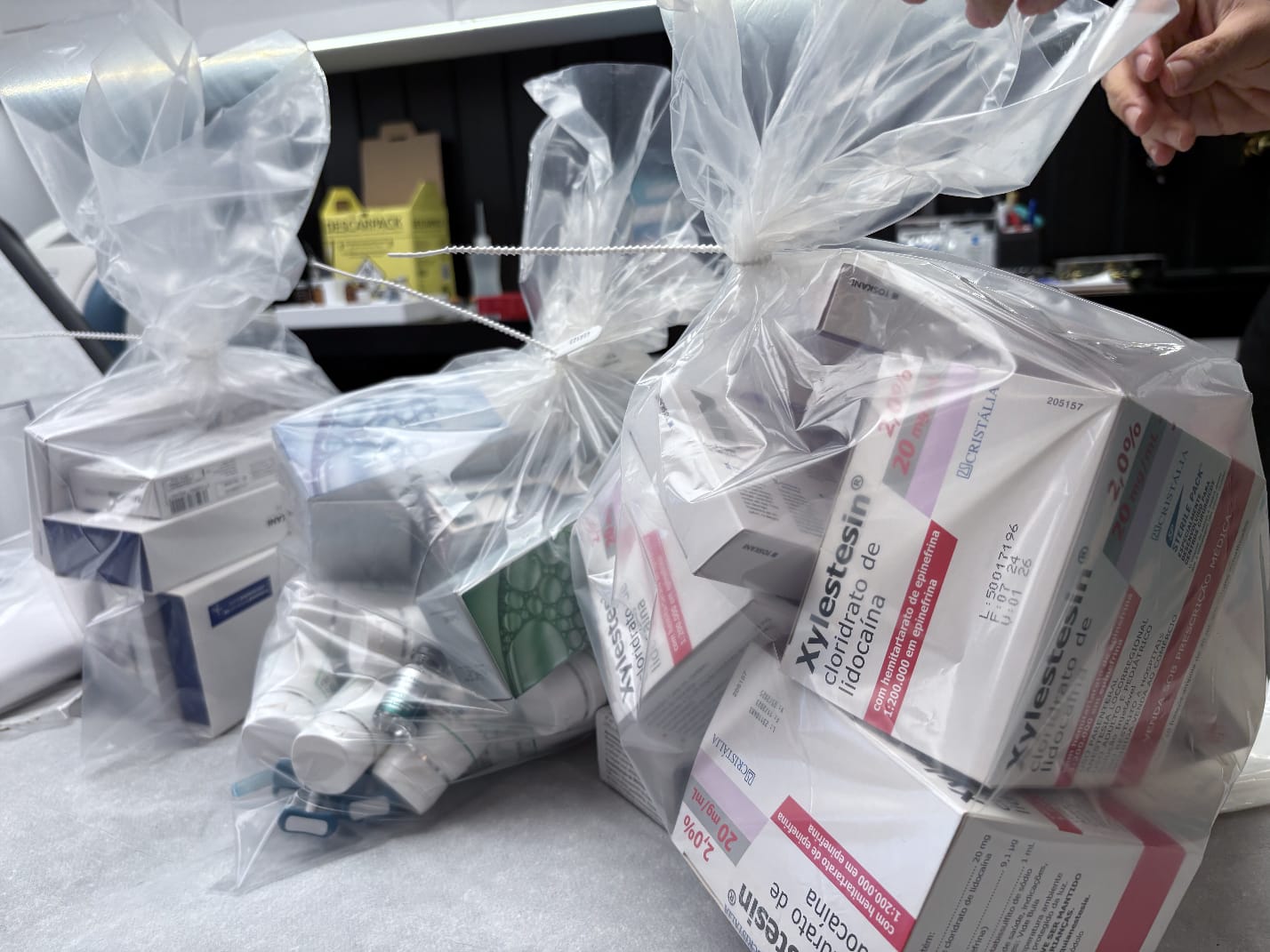 13 produtos apreendidos em clínica em Fortaleza - crédito Felipe Martins.jpg