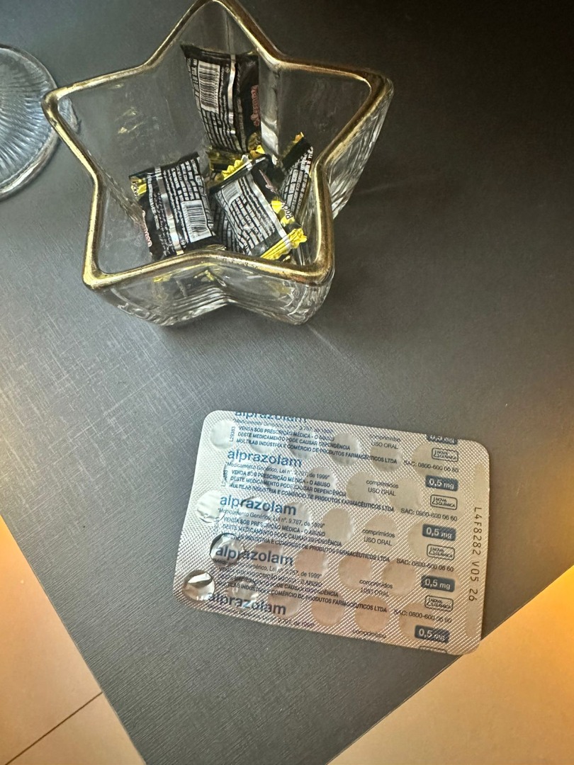 03 medicamento controlado para transtornos de ansiedade disponibilizado na sala de espera, sob justificativa de acalmar os pacientes para os procedimentos.jfif