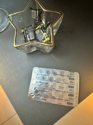 03 medicamento controlado para transtornos de ansiedade disponibilizado na sala de espera, sob justificativa de acalmar os pacientes para os procedimentos.jfif