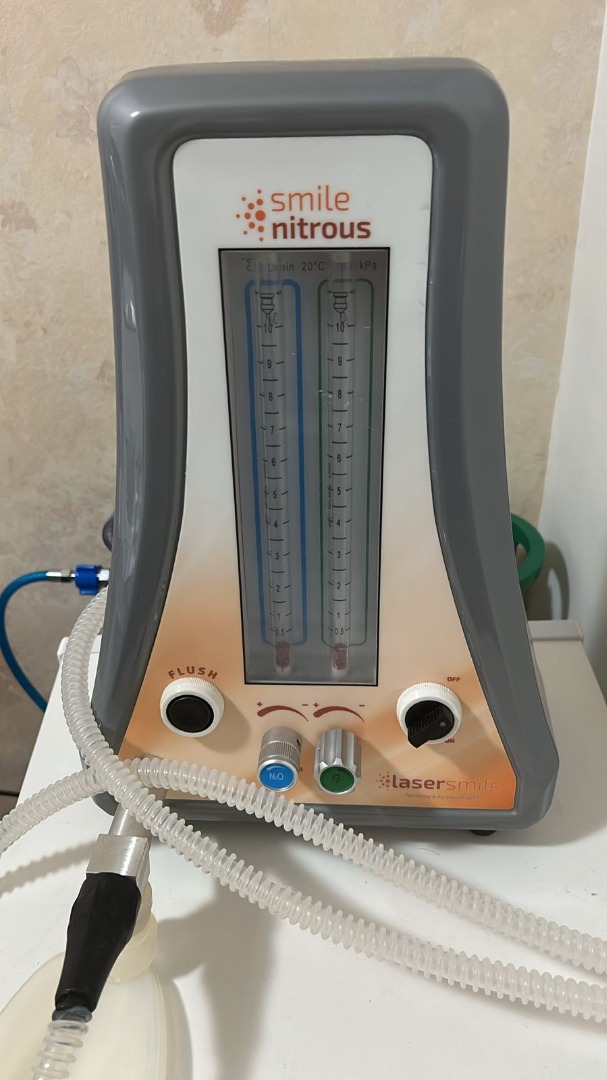 11 equipamento de analgesia por óxido nitroso indicado para uso odontológico sendo usado para procedimentos estéticos.jfif