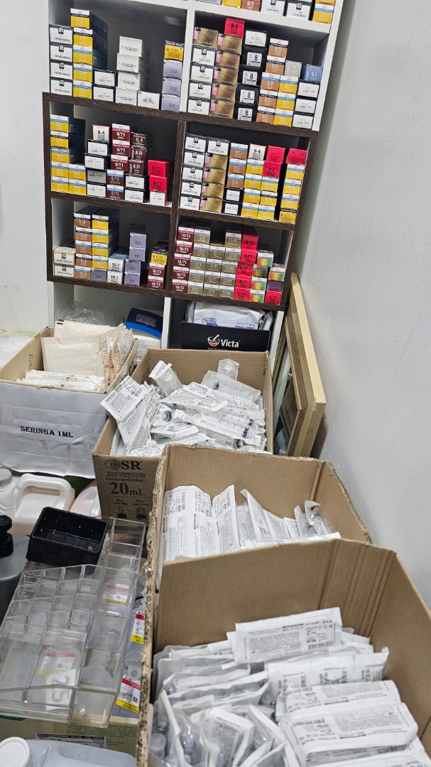 17 estoque desorganizado e produtos armazenados no chão.jfif