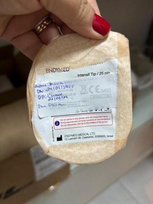 04 exemplo de material de uso único (microagulhamento) sendo reutilizado (borrar sobrenome paciente).jpg