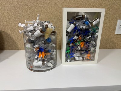 09 material perfurocortante usado sendo empregado como decoração.jpg