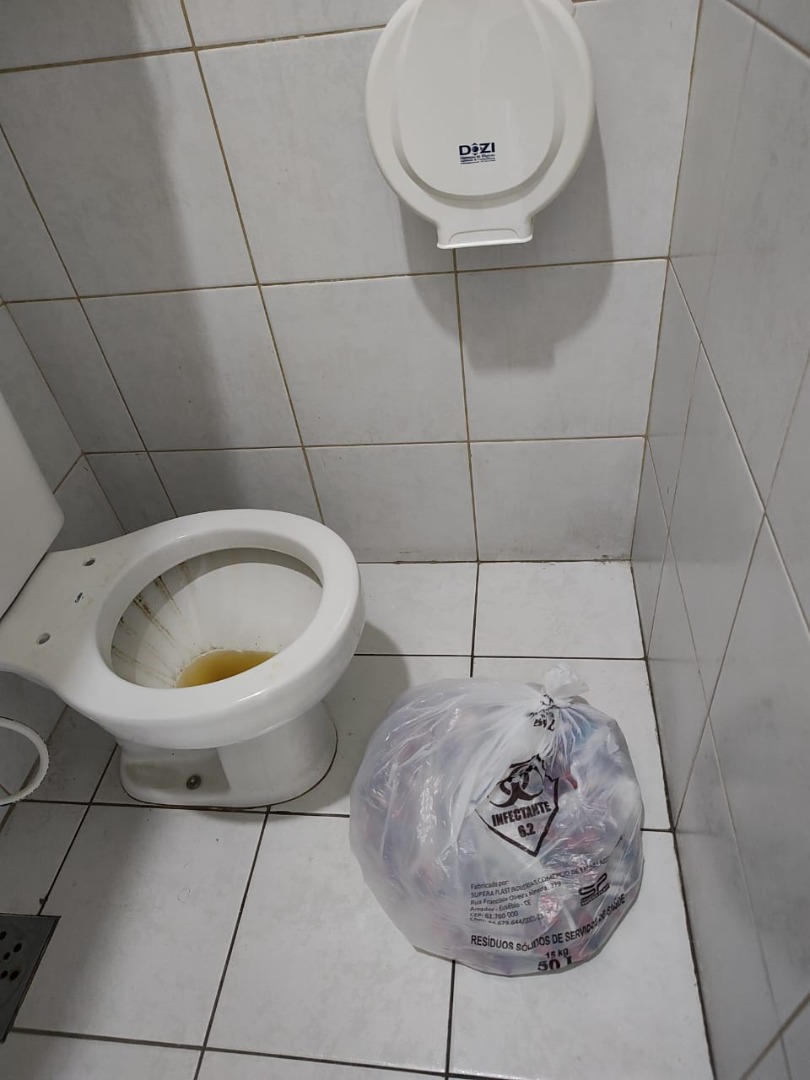Materiais infectados no banheiro.jpeg
