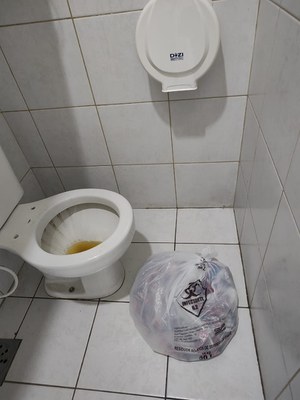 Materiais infectados no banheiro.jpeg
