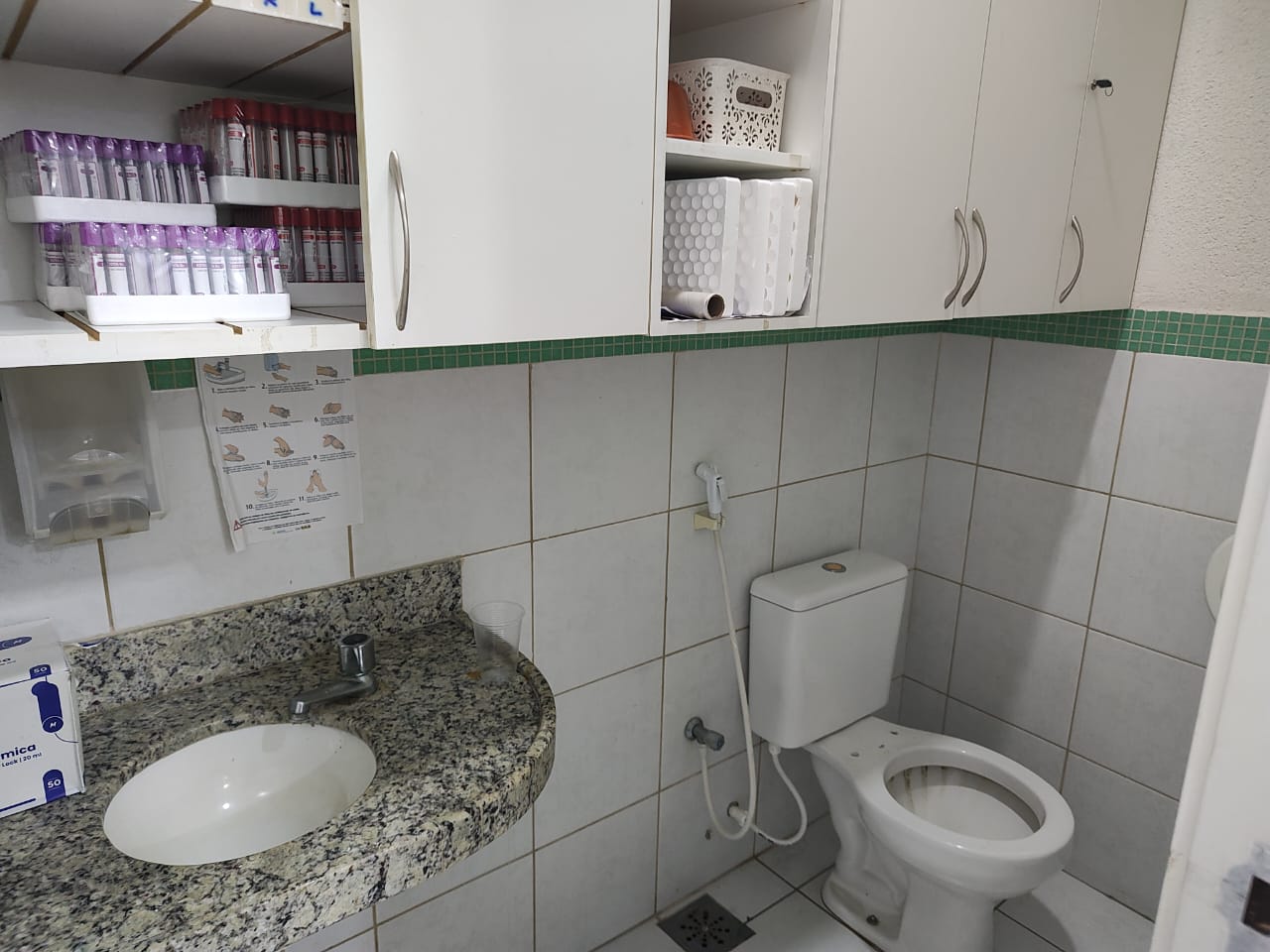 Tubos de coleta e medicamentos armazenados no banheiro.jpeg