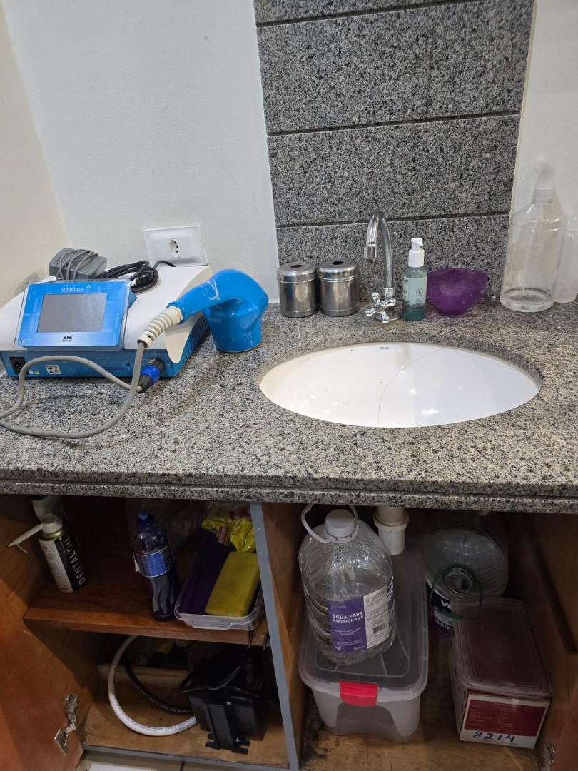 Mesma Pia de higiene de mãos utilizada para limpeza de materiais. Produtos esterilizados  armazenados de forma inadequada e sem identificação.jpeg