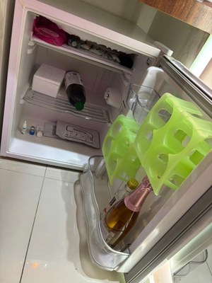 Produtos e medicamentos compartilhando geladeira com alimentos e bebidas alcoólicas.jpeg