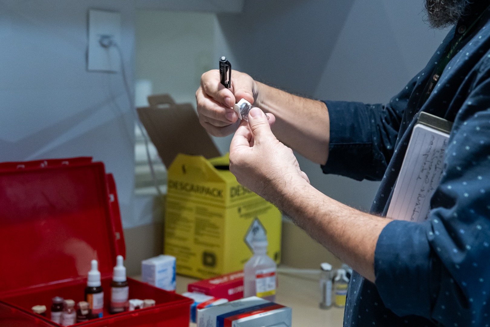 Fiscal da Anvisa verifica a regularidade de produto