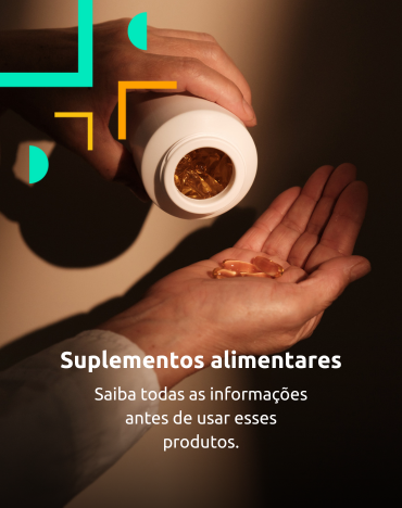 imagem de uma mao com um vidro aberto de vitaminas