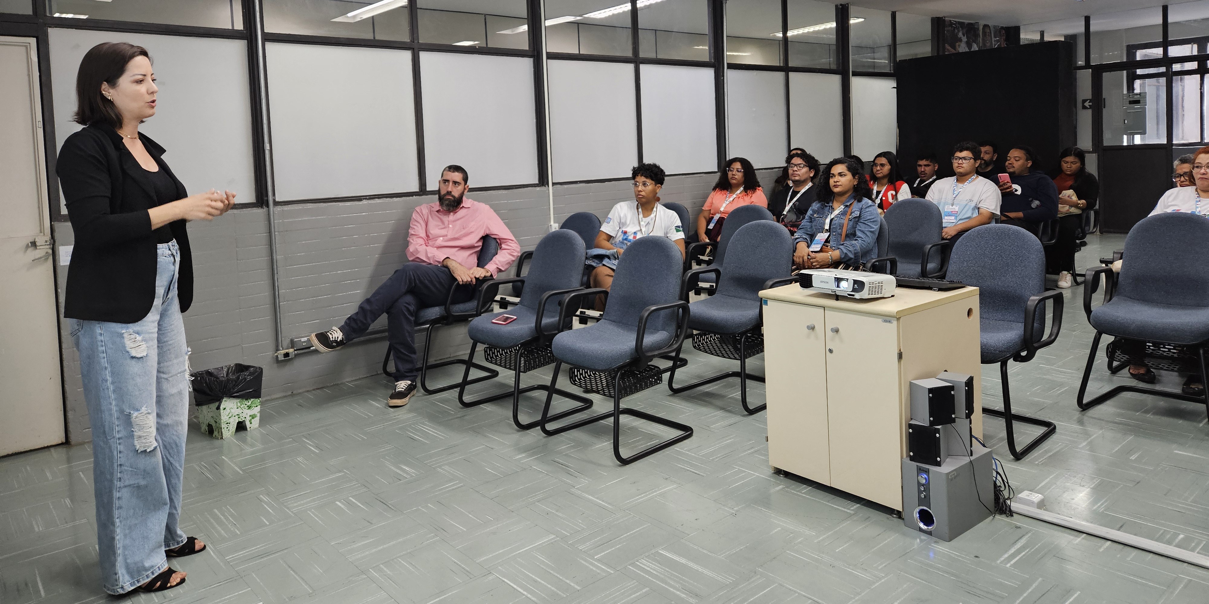 Visita à área de acesso e difusão do acervo