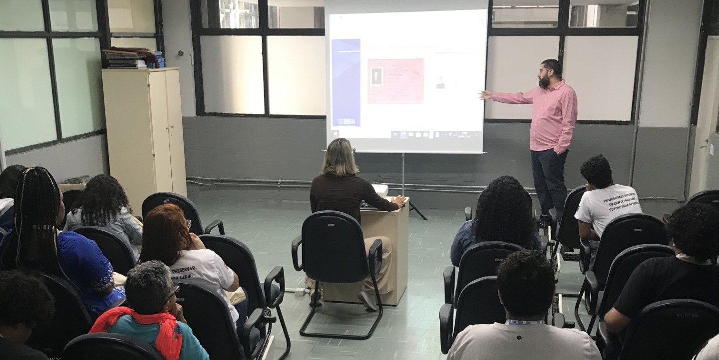 Visita à área de acesso e difusão do acervo