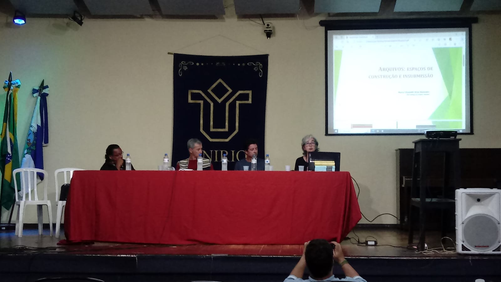 Beth brea na mesa.jfif