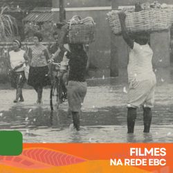 mulheres com baldes de roupa na cabeça caminham em meio às águas - acervo Arquivo Nacional