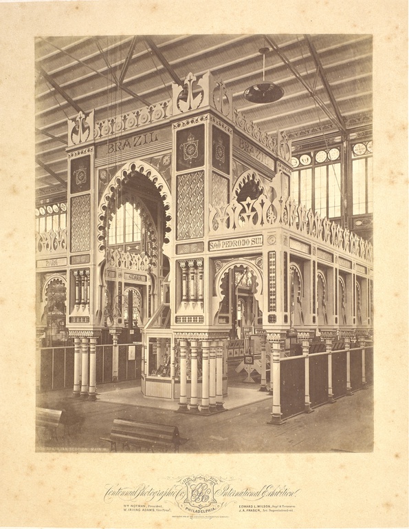 Fotografia do estande do Brasil na exposição da Filadélfia de 1876