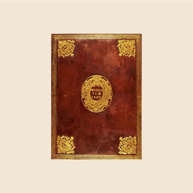 É uma das primeiras bíblias impressas do mundo, datada de 1462, apenas alguns anos depois da famosa Bíblia de Gutenberg. Impressa na cidade de Mogúncia, na Alemanha, ela representa o nascimento da imprensa e da produção de livros em larga escala. Ter um exemplar na Biblioteca Nacional é motivo de orgulho, pois mostra como o conhecimento começou a ser difundido de forma mais ampla no Ocidente.