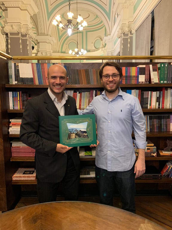 FBN recebe fotolivro comemorativo ao Bicentenário da Independência