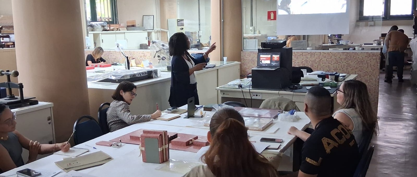 Integrantes da Marinha participam de curso sobre preservação de acervos na FBN