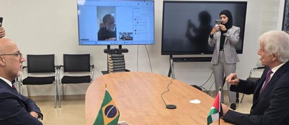 O embaixador João Marcelo Queiroz Soares, Marco Lucchesi e o diretor da Biblioteca Nacional Palestina, Marwan Awartani.