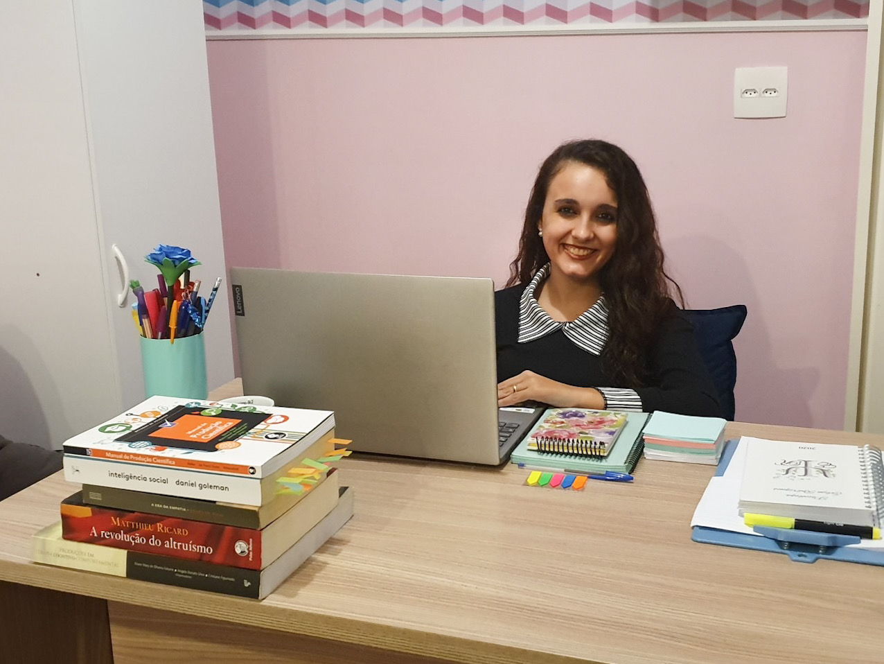 Evlyn Rodrigues é doutoranda e bolsista pela CAPES na Uerj, onde pesquisa quais fatores influenciam na permanência ou desistência de um trabalhador voluntário (Foto: Arquivo pessoal)