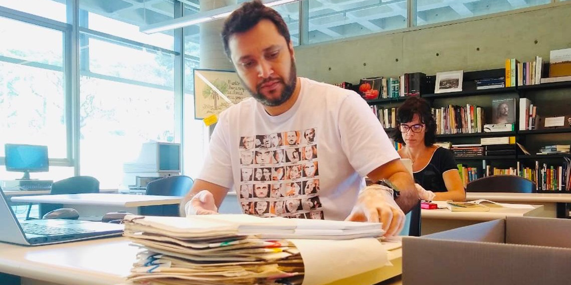 Homem estudando