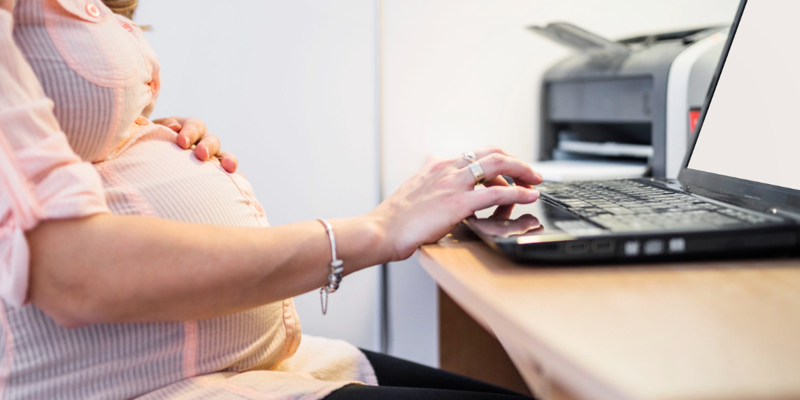 mulher grávida, usando computador