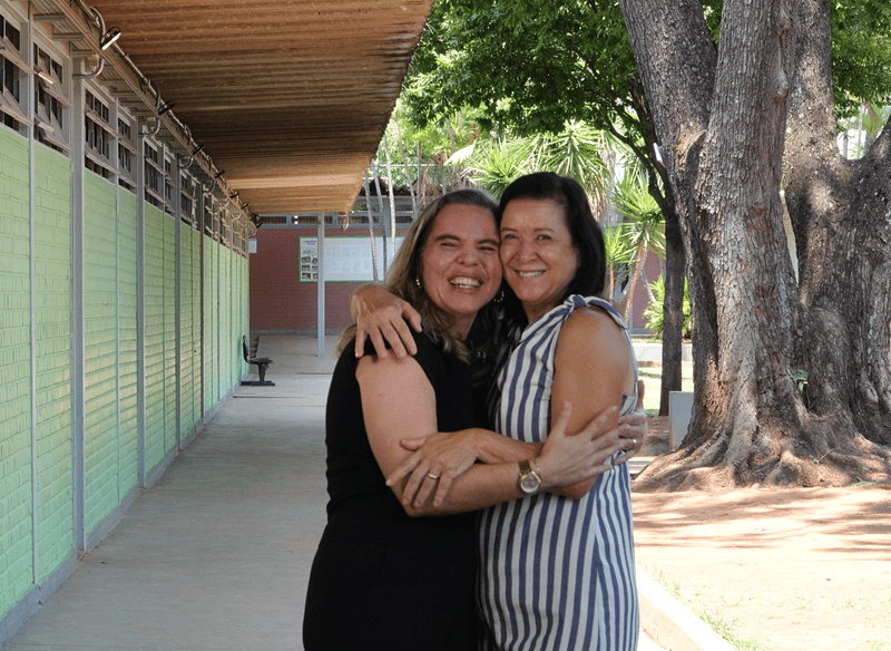 Mulheres se abraçam